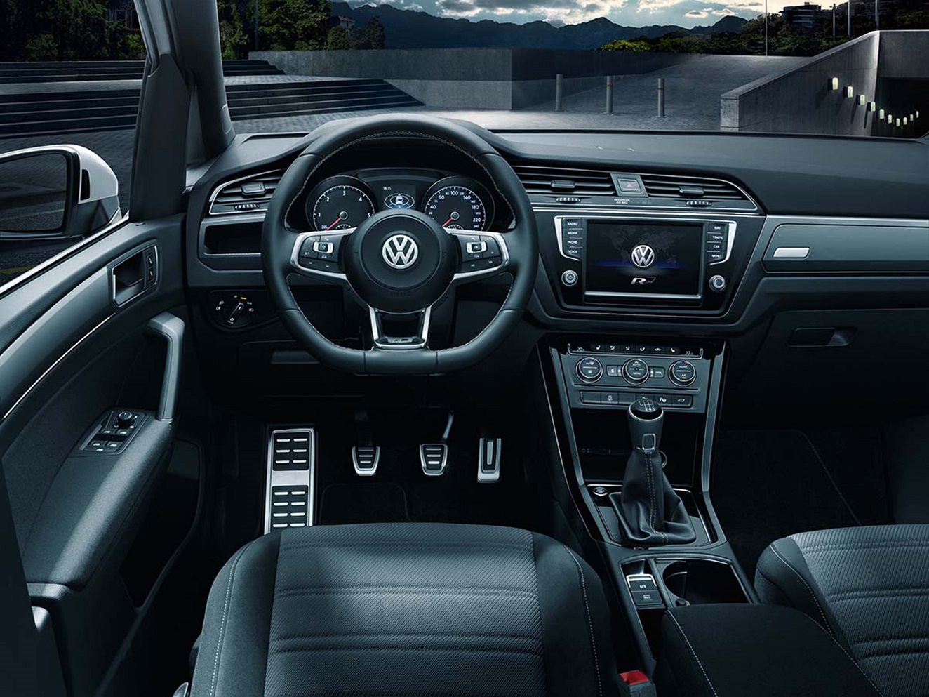 De Volkswagen Touran is nu ook leverbaar met R-Line-pakket.
