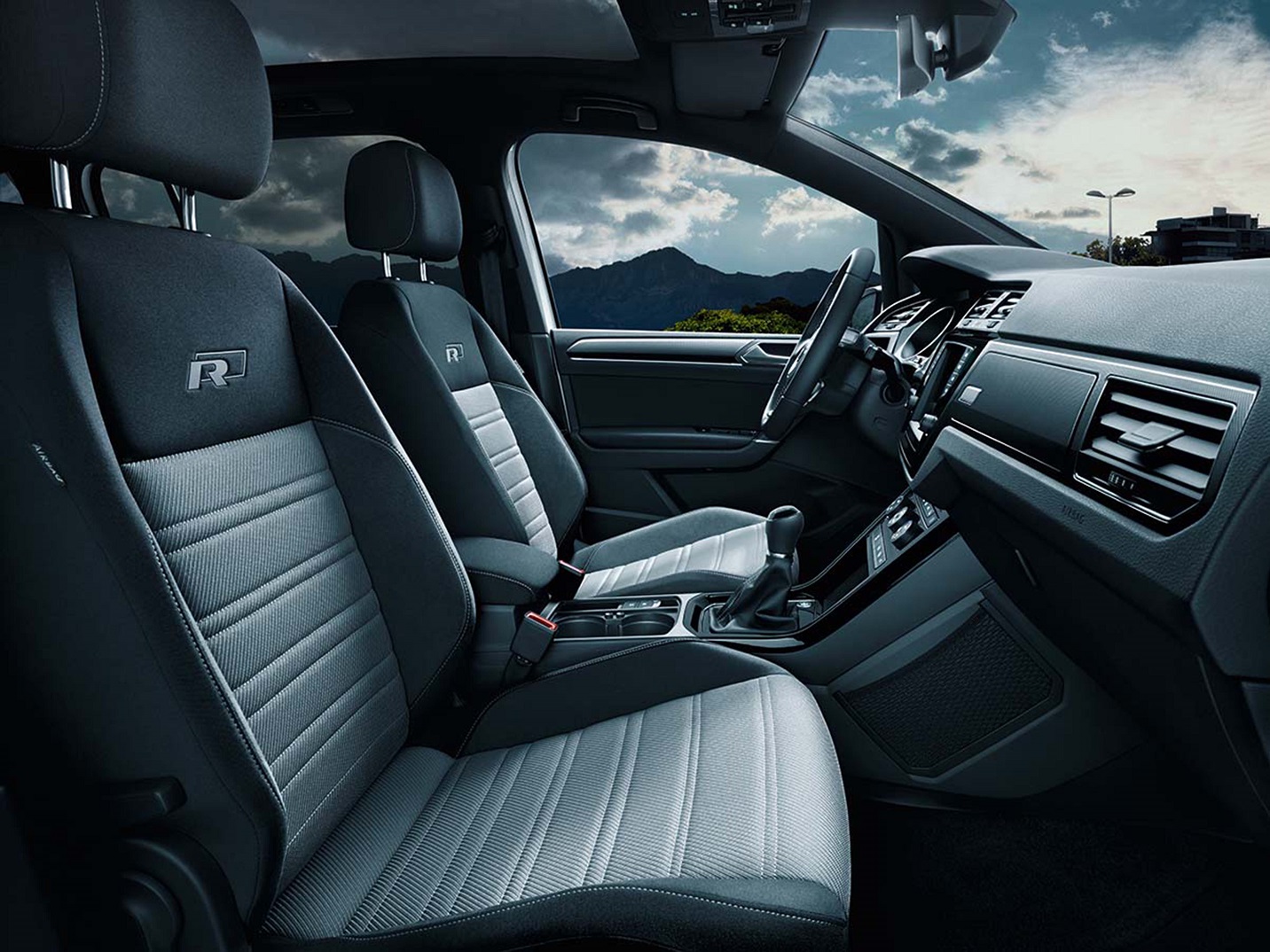 De Volkswagen Touran is nu ook leverbaar met R-Line-pakket.