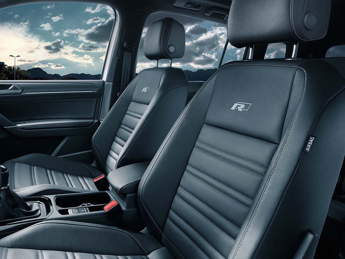 De Volkswagen Touran is nu ook leverbaar met R-Line-pakket.
