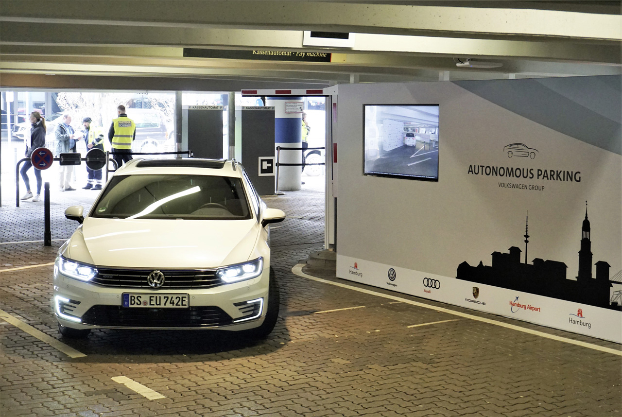 Volkswagen test op de luchthaven met auto's die autonoom parkeren.