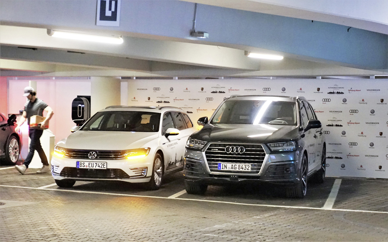 Volkswagen test op de luchthaven met auto's die autonoom parkeren.