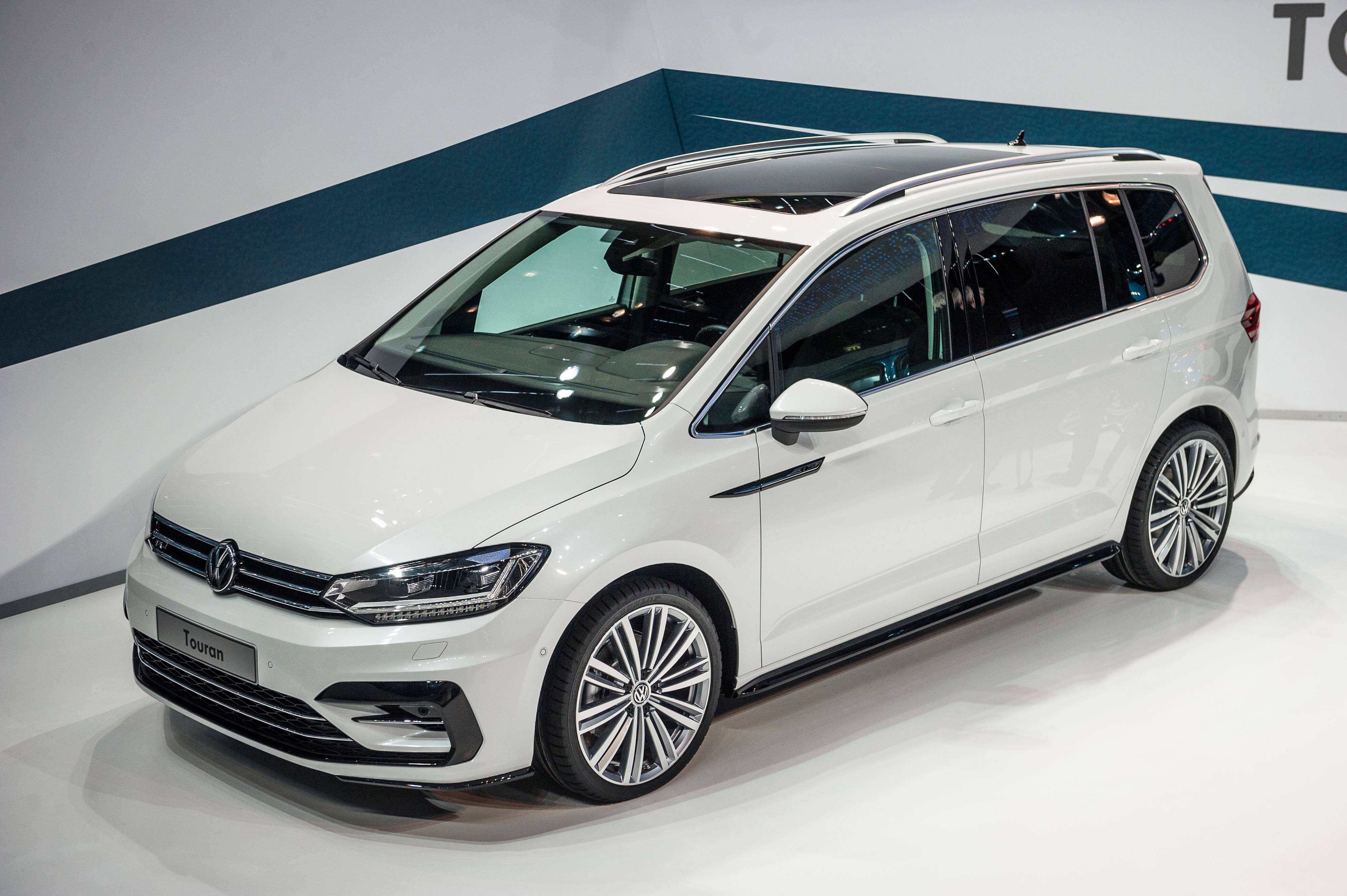 De nieuwe Volkswagen Touran staat vanaf september in de showroom en is er vanaf 28.890 euro.