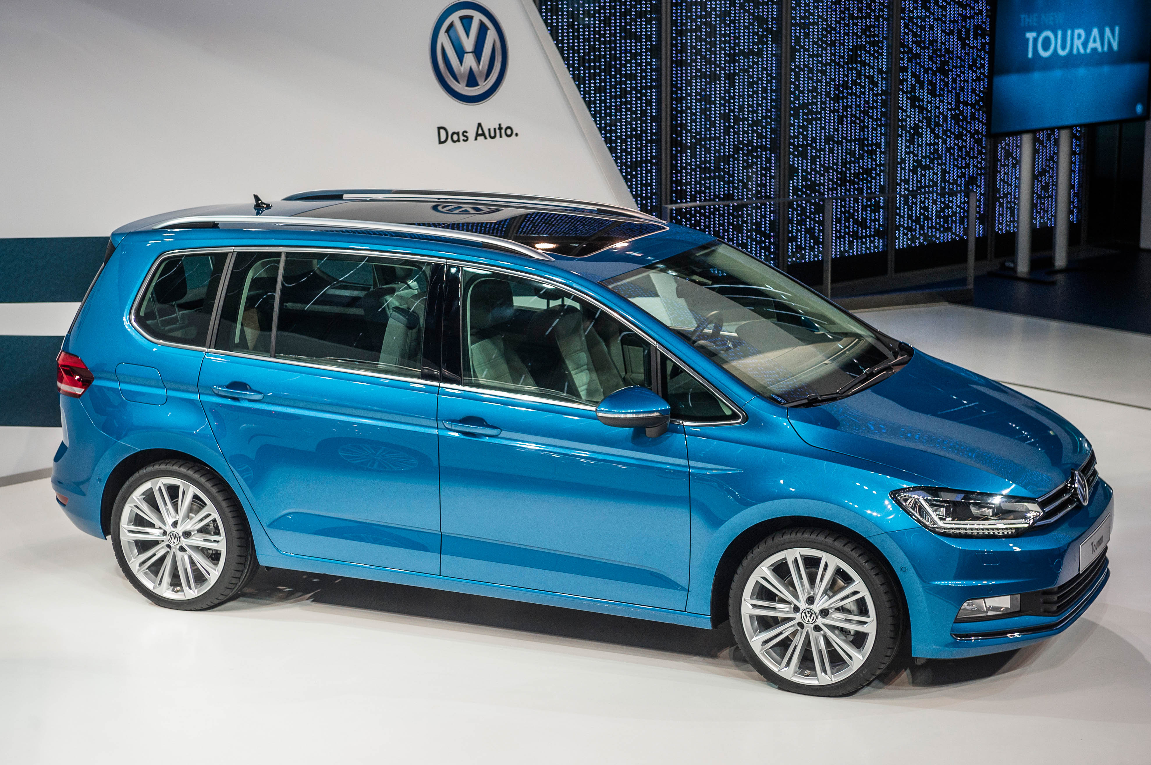 De nieuwe Volkswagen Touran staat vanaf september in de showroom en is er vanaf 28.890 euro.