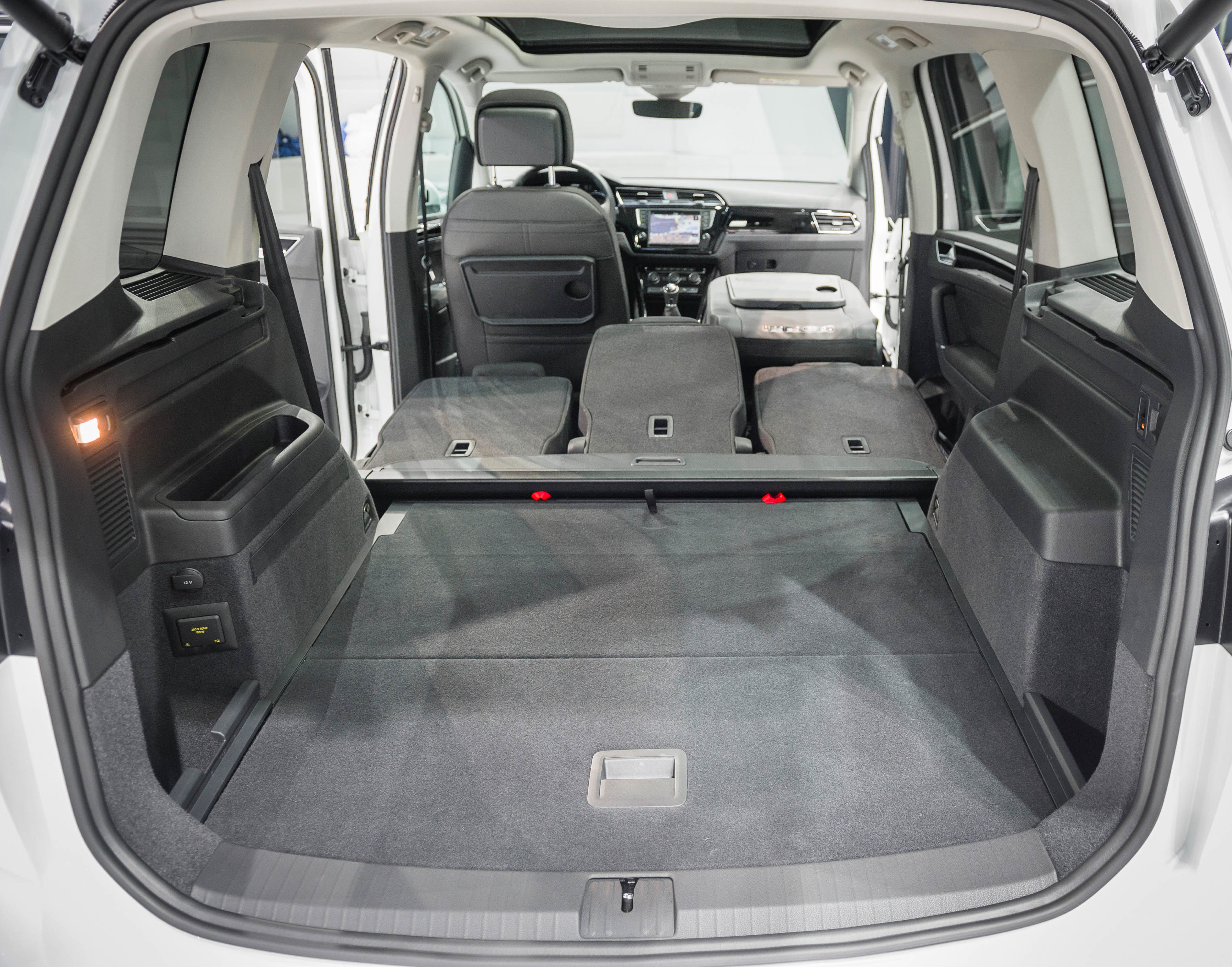 De nieuwe Volkswagen Touran staat vanaf september in de showroom en is er vanaf 28.890 euro.