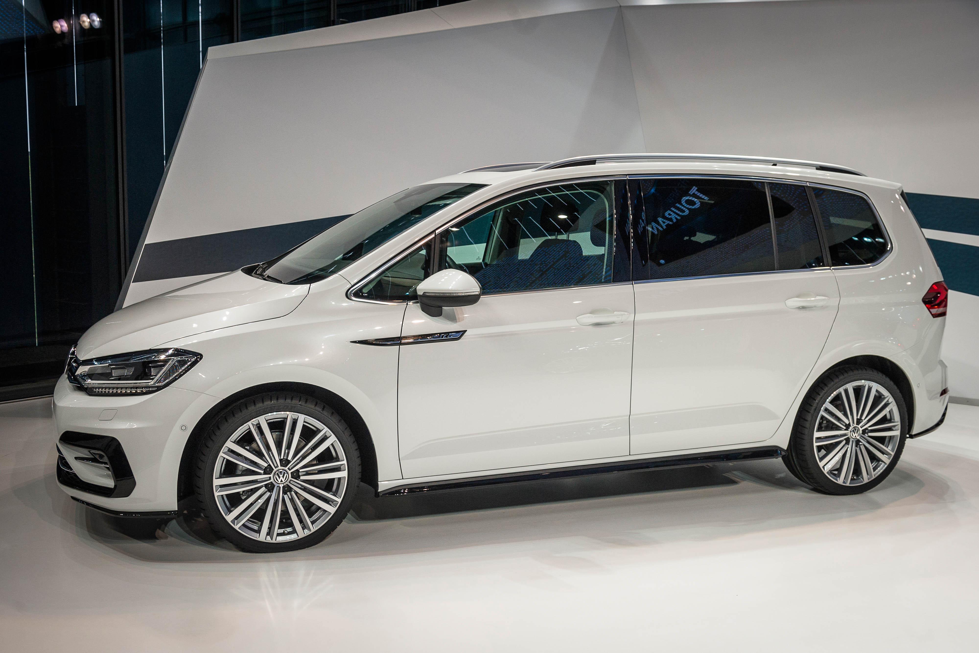 De nieuwe Volkswagen Touran staat vanaf september in de showroom en is er vanaf 28.890 euro.