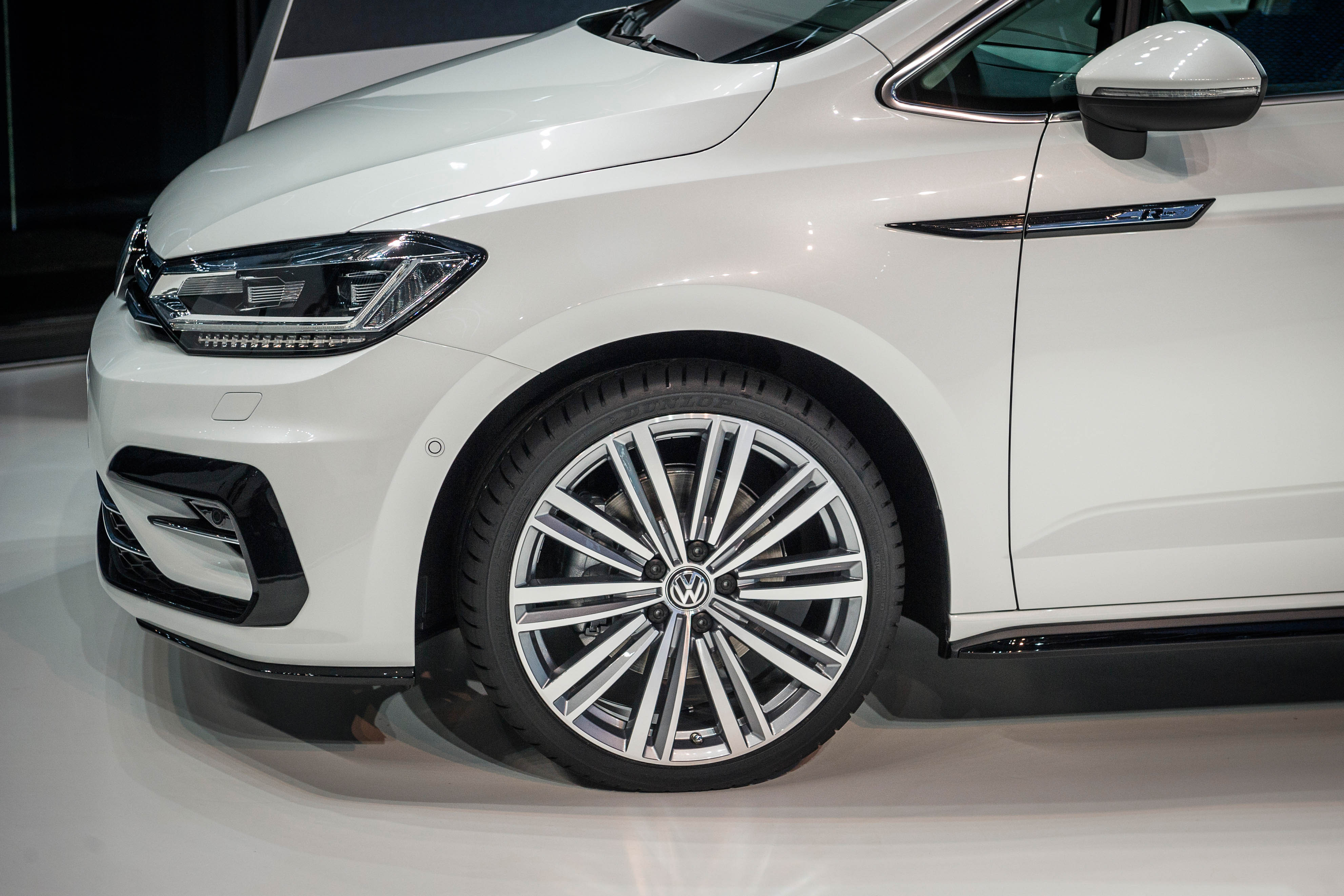 De nieuwe Volkswagen Touran staat vanaf september in de showroom en is er vanaf 28.890 euro.