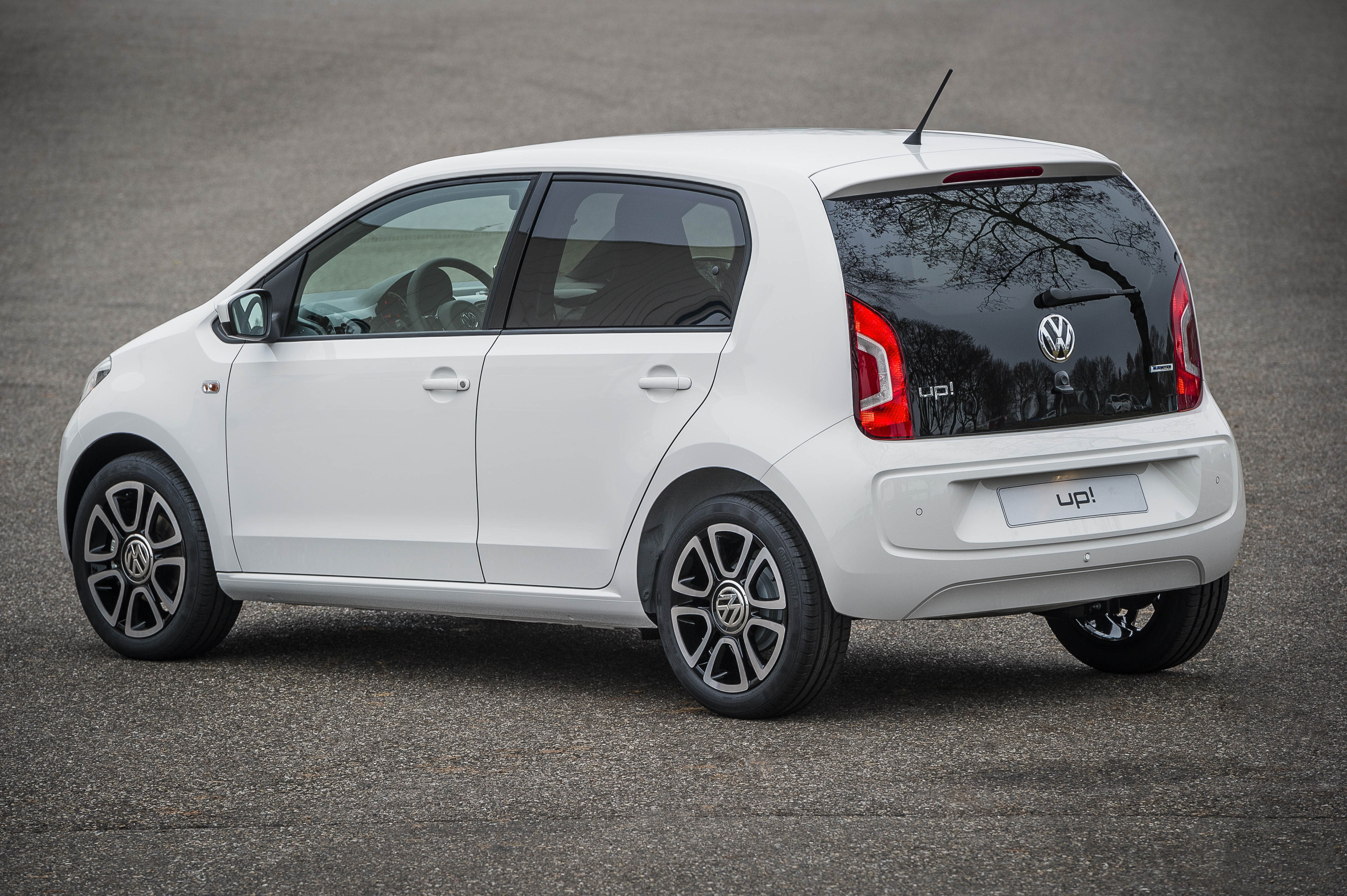 Autoverkopen januari 2015 zijn 8% hoger dan in januari 2014. Volkswagen trapt het jaar aan de leiding af met de hoogste verkopen.