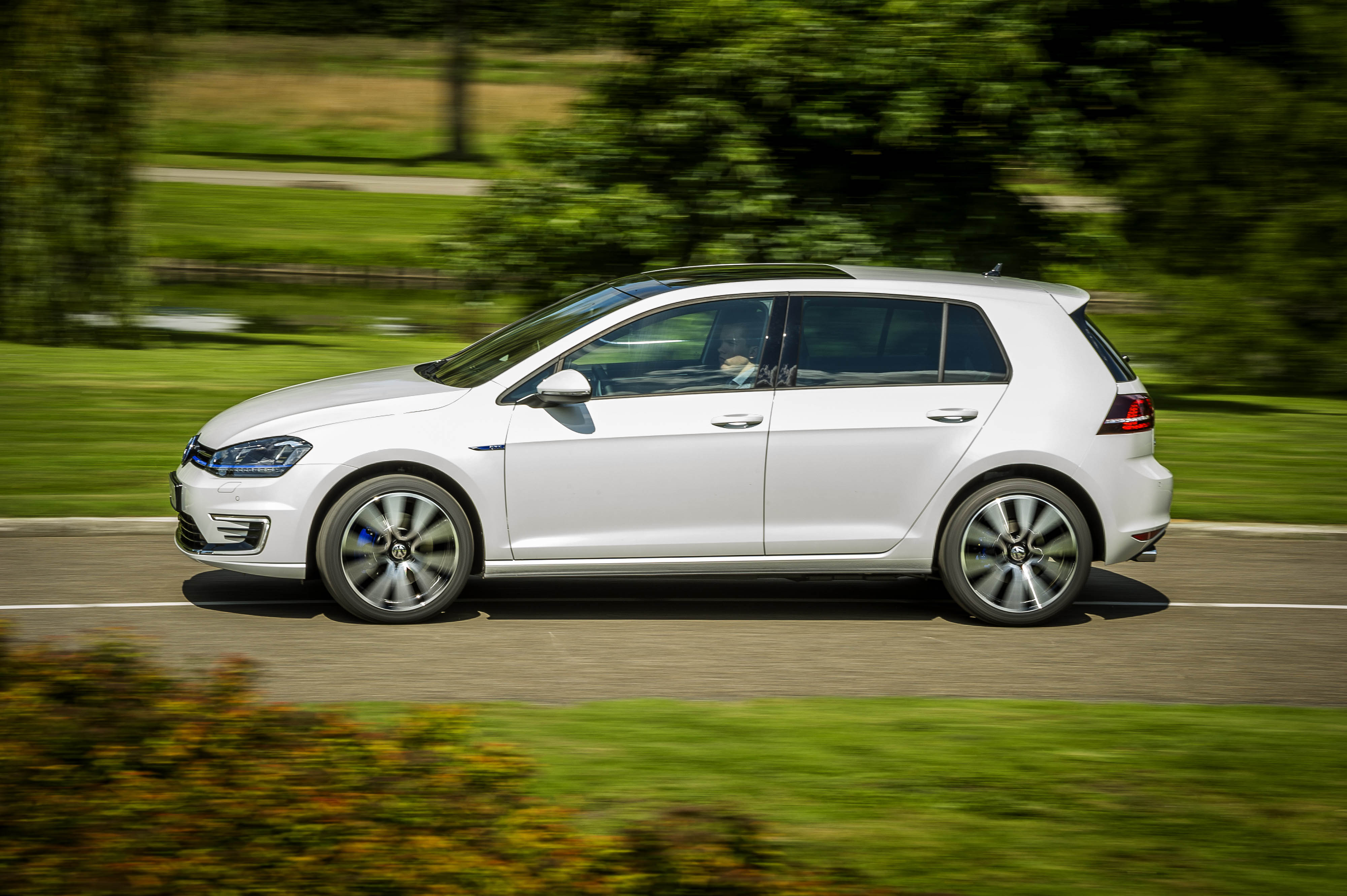 Autoverkopen januari 2015 zijn 8% hoger dan in januari 2014. Volkswagen trapt het jaar aan de leiding af met de hoogste verkopen.