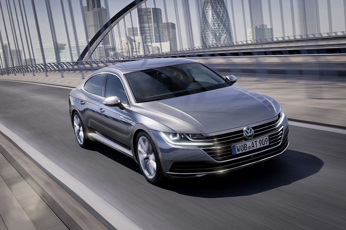 De verkoop van de Volkswagen Arteon is van start gegaan. De auto is er eerst alleen nog als het zakelijke topmodel, de andere uitvoeringen volgen in juni voor prijzen vanaf 40.000 euro.