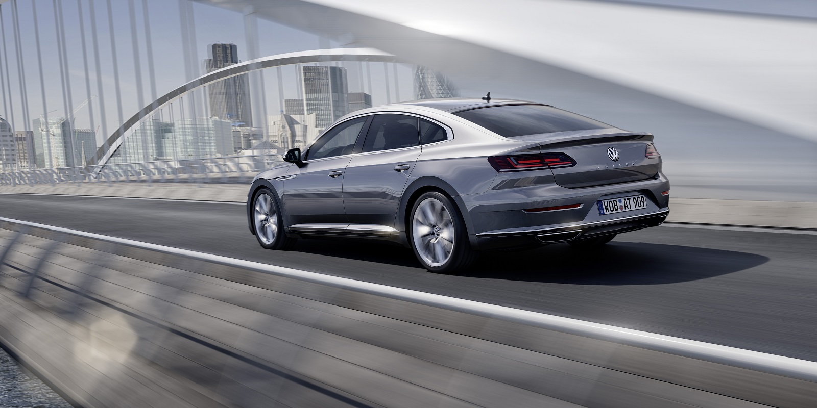 De verkoop van de Volkswagen Arteon is van start gegaan. De auto is er eerst alleen nog als het zakelijke topmodel, de andere uitvoeringen volgen in juni voor prijzen vanaf 40.000 euro.