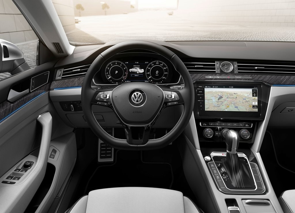 De verkoop van de Volkswagen Arteon is van start gegaan. De auto is er eerst alleen nog als het zakelijke topmodel, de andere uitvoeringen volgen in juni voor prijzen vanaf 40.000 euro.