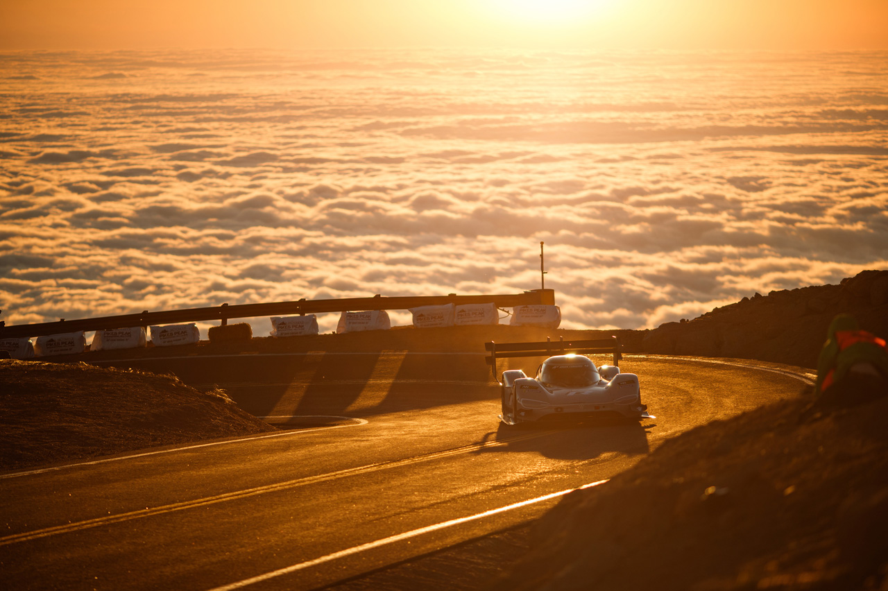 Met een in 250 dagen ontwikkelde elektrische auto zette Volkswagen een record op Pikes Peak
