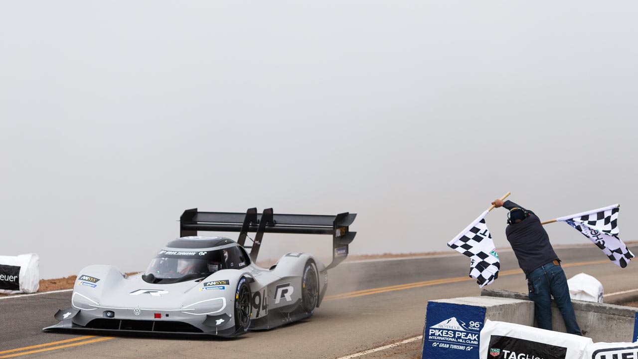 Met een in 250 dagen ontwikkelde elektrische auto zette Volkswagen een record op Pikes Peak