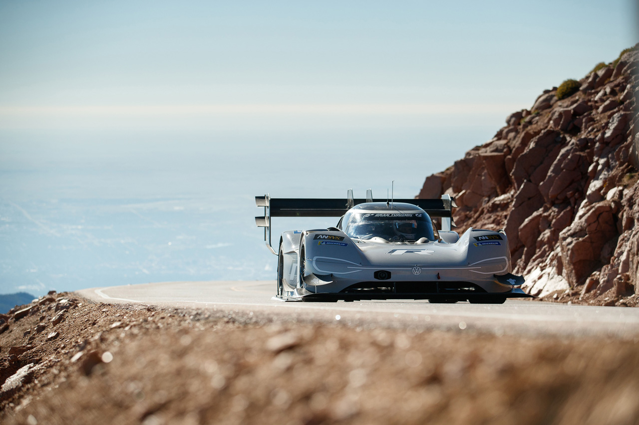Met een in 250 dagen ontwikkelde elektrische auto zette Volkswagen een record op Pikes Peak
