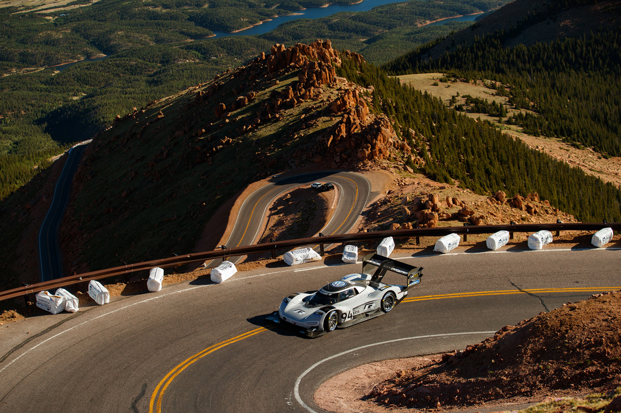 Met een in 250 dagen ontwikkelde elektrische auto zette Volkswagen een record op Pikes Peak