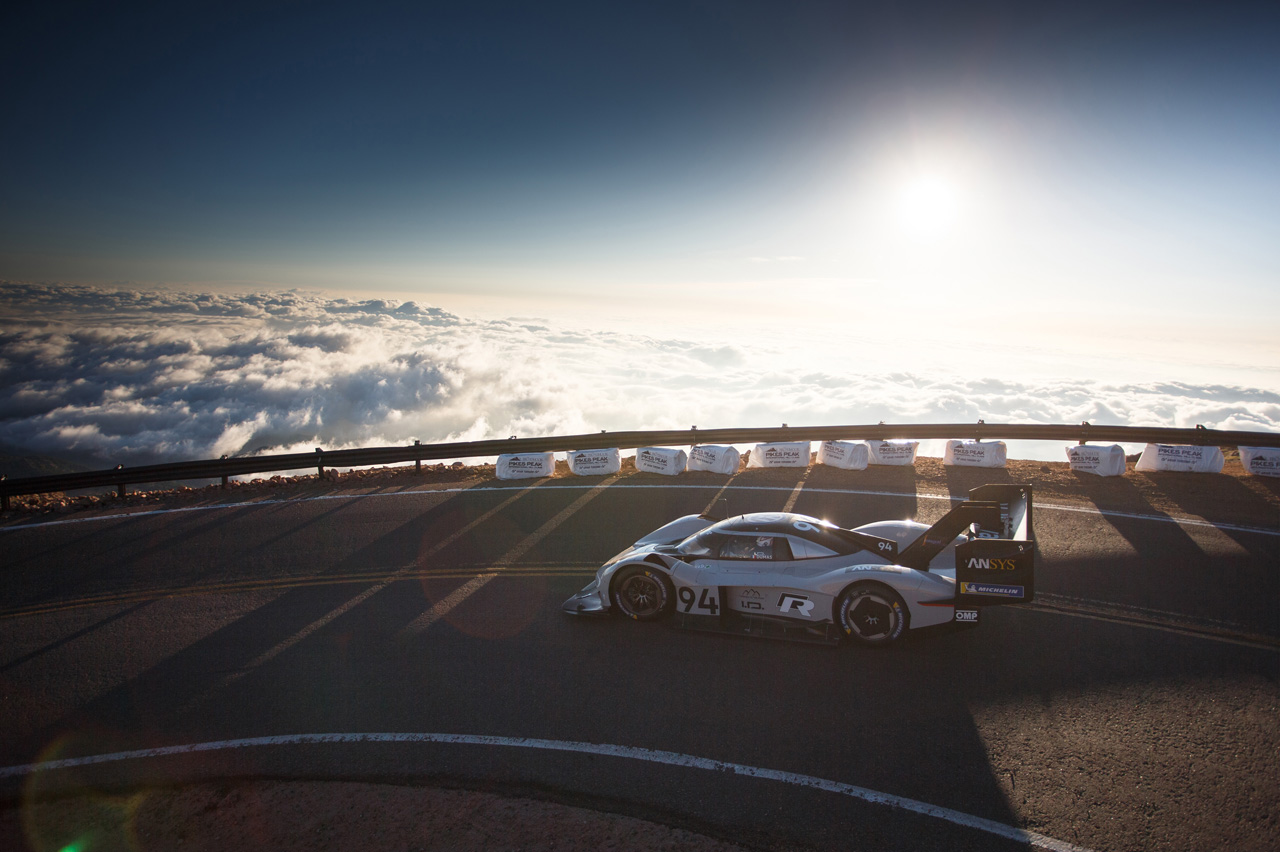 Met een in 250 dagen ontwikkelde elektrische auto zette Volkswagen een record op Pikes Peak