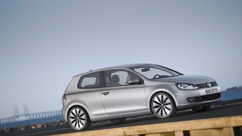 Kannibalisme binnen de Volkswagengroep! De op stapel staande Golf komt ook in extra zuinige BlueMotionversie naar ons land. Deze is zo zuinig, dat hij de Polo BlueMotion op het erepodium vergezelt. De
