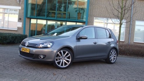 Volkswagen komt alweer met de zesde generatie van zijn succesnummer, de Golf. Net zoals de voorgaande edities wijzigt de fabrikant het uiterlijk slechts minimaal. Althans, zo op het eerste gezicht. Vo