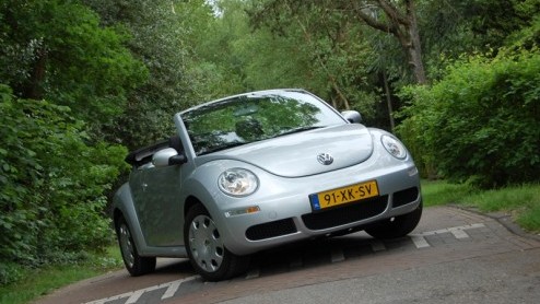 Er is er n jarig, hoera, hoera, dat kun je wel zien... Je zult misschien vreemd opkijken, maar de New Beetle is toch echt aan de beurt. Deze 'nieuwe Kever' van Volkswagen bestaat nu 10 jaar en dat v