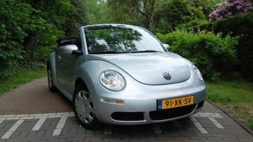 Er is er n jarig, hoera, hoera, dat kun je wel zien... Je zult misschien vreemd opkijken, maar de New Beetle is toch echt aan de beurt. Deze 'nieuwe Kever' van Volkswagen bestaat nu 10 jaar en dat v