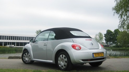 Er is er n jarig, hoera, hoera, dat kun je wel zien... Je zult misschien vreemd opkijken, maar de New Beetle is toch echt aan de beurt. Deze 'nieuwe Kever' van Volkswagen bestaat nu 10 jaar en dat v