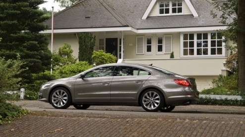 Kinderen uit huis, een goede baan, twee Passats versleten en op zoek naar meer. Wat nu? Sinds kort heeft Volkswagen het antwoord op dit luxeprobleem; de Passat CC. Niet zomaar een coup, maar een Com