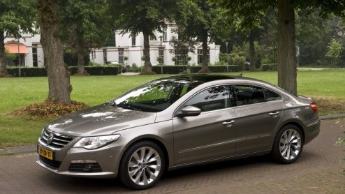 Kinderen uit huis, een goede baan, twee Passats versleten en op zoek naar meer. Wat nu? Sinds kort heeft Volkswagen het antwoord op dit luxeprobleem; de Passat CC. Niet zomaar een coup, maar een Com