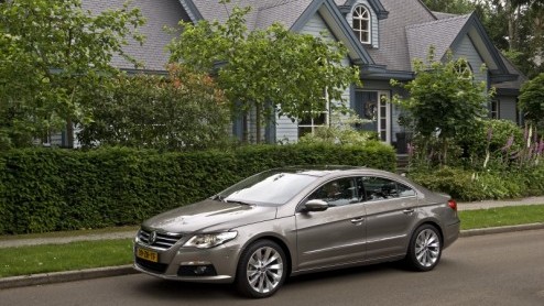 Kinderen uit huis, een goede baan, twee Passats versleten en op zoek naar meer. Wat nu? Sinds kort heeft Volkswagen het antwoord op dit luxeprobleem; de Passat CC. Niet zomaar een coup, maar een Com