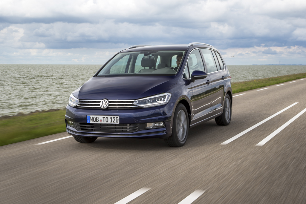 Autotest nieuwe Volkswagen Touran 1.4 TSI en 1.6 TDI. Na 12 jaar is het tijd voor een nieuwe generatie Touran, de MPV is groter, ruimer, zuiniger en rijdt beter.