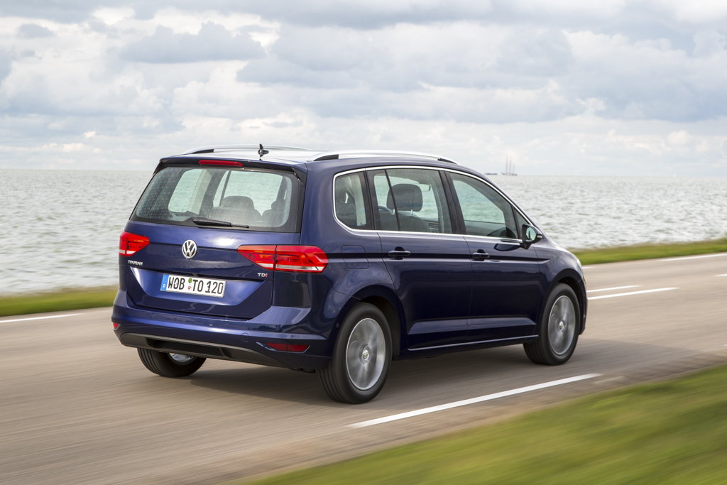 Autotest nieuwe Volkswagen Touran 1.4 TSI en 1.6 TDI. Na 12 jaar is het tijd voor een nieuwe generatie Touran, de MPV is groter, ruimer, zuiniger en rijdt beter.