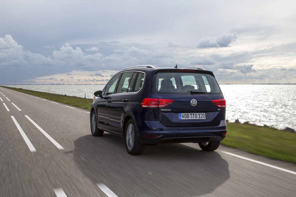 Autotest nieuwe Volkswagen Touran 1.4 TSI en 1.6 TDI. Na 12 jaar is het tijd voor een nieuwe generatie Touran, de MPV is groter, ruimer, zuiniger en rijdt beter.