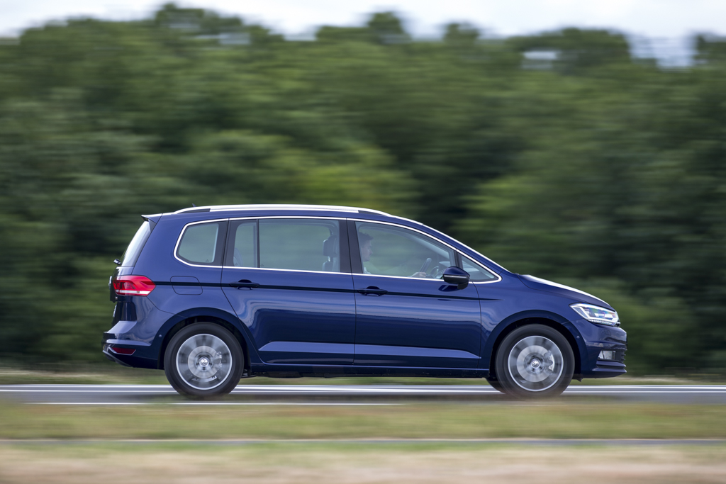 Autotest nieuwe Volkswagen Touran 1.4 TSI en 1.6 TDI. Na 12 jaar is het tijd voor een nieuwe generatie Touran, de MPV is groter, ruimer, zuiniger en rijdt beter.