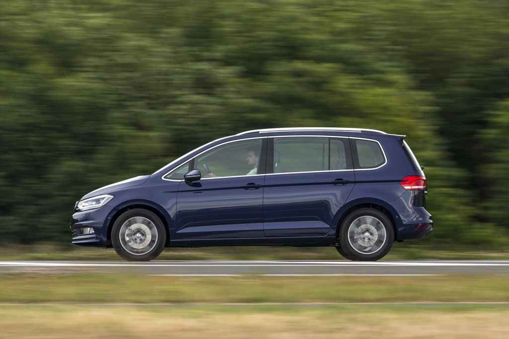 Autotest nieuwe Volkswagen Touran 1.4 TSI en 1.6 TDI. Na 12 jaar is het tijd voor een nieuwe generatie Touran, de MPV is groter, ruimer, zuiniger en rijdt beter.