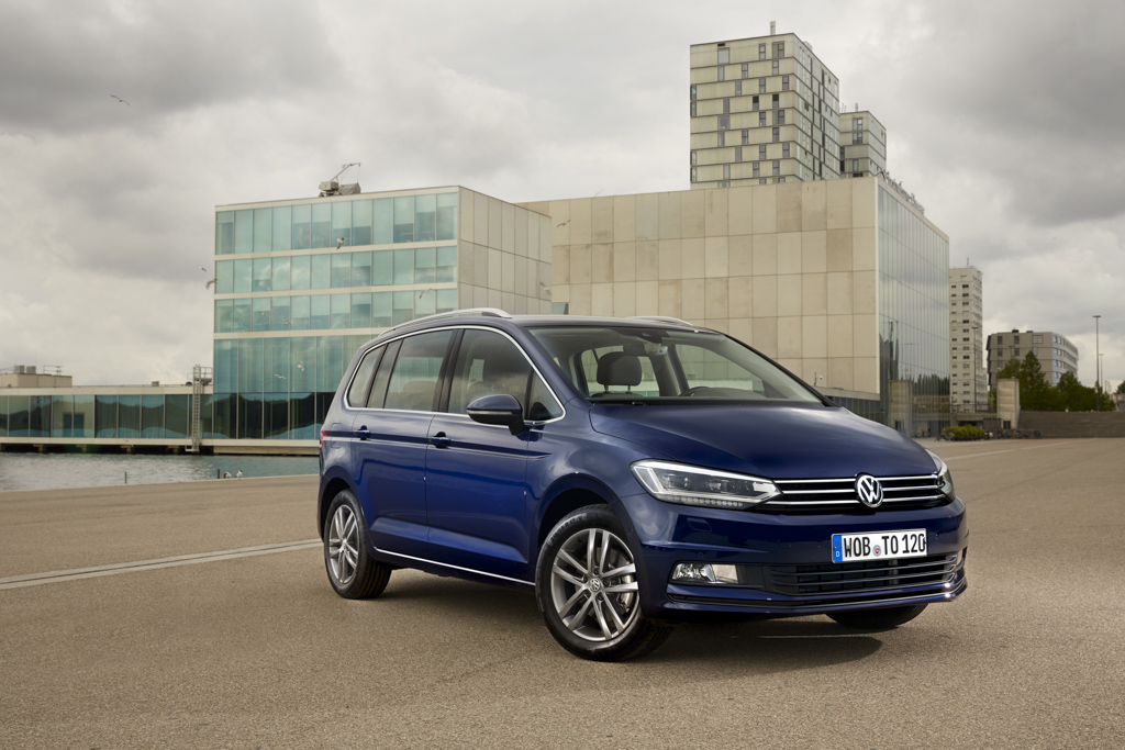 Autotest nieuwe Volkswagen Touran 1.4 TSI en 1.6 TDI. Na 12 jaar is het tijd voor een nieuwe generatie Touran, de MPV is groter, ruimer, zuiniger en rijdt beter.