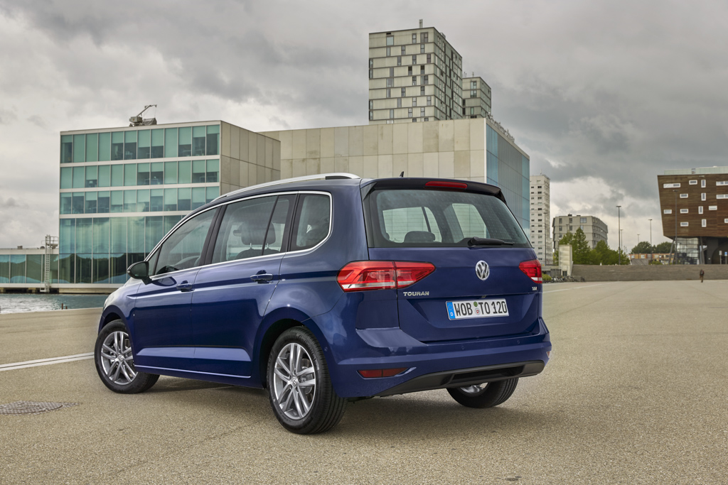 Autotest nieuwe Volkswagen Touran 1.4 TSI en 1.6 TDI. Na 12 jaar is het tijd voor een nieuwe generatie Touran, de MPV is groter, ruimer, zuiniger en rijdt beter.