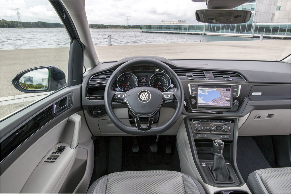 Autotest nieuwe Volkswagen Touran 1.4 TSI en 1.6 TDI. Na 12 jaar is het tijd voor een nieuwe generatie Touran, de MPV is groter, ruimer, zuiniger en rijdt beter.