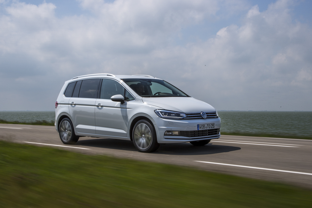 Autotest nieuwe Volkswagen Touran 1.4 TSI en 1.6 TDI. Na 12 jaar is het tijd voor een nieuwe generatie Touran, de MPV is groter, ruimer, zuiniger en rijdt beter.