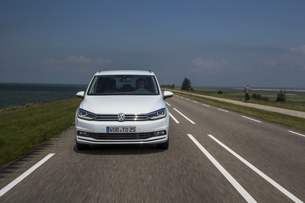 Autotest nieuwe Volkswagen Touran 1.4 TSI en 1.6 TDI. Na 12 jaar is het tijd voor een nieuwe generatie Touran, de MPV is groter, ruimer, zuiniger en rijdt beter.