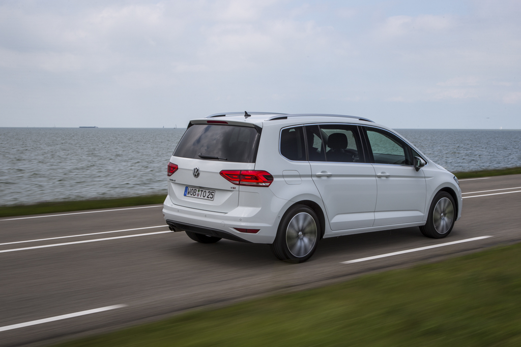 Autotest nieuwe Volkswagen Touran 1.4 TSI en 1.6 TDI. Na 12 jaar is het tijd voor een nieuwe generatie Touran, de MPV is groter, ruimer, zuiniger en rijdt beter.