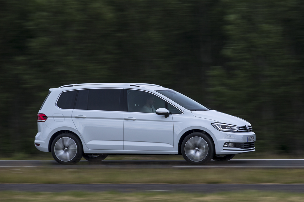 Autotest nieuwe Volkswagen Touran 1.4 TSI en 1.6 TDI. Na 12 jaar is het tijd voor een nieuwe generatie Touran, de MPV is groter, ruimer, zuiniger en rijdt beter.