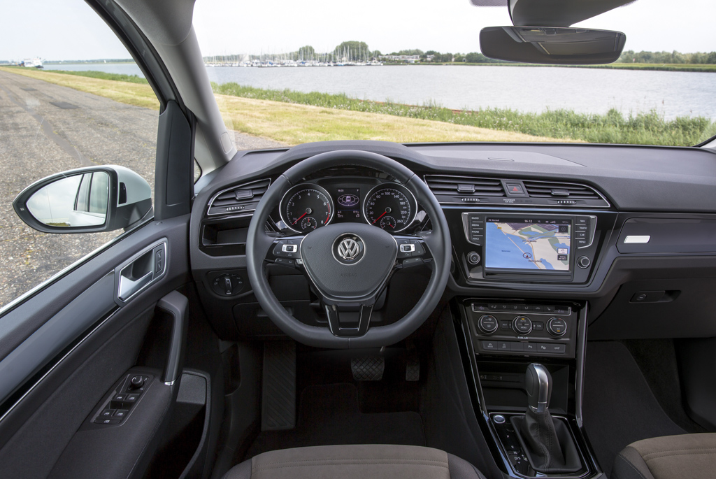 Autotest nieuwe Volkswagen Touran 1.4 TSI en 1.6 TDI. Na 12 jaar is het tijd voor een nieuwe generatie Touran, de MPV is groter, ruimer, zuiniger en rijdt beter.