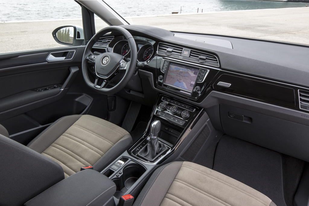 Autotest nieuwe Volkswagen Touran 1.4 TSI en 1.6 TDI. Na 12 jaar is het tijd voor een nieuwe generatie Touran, de MPV is groter, ruimer, zuiniger en rijdt beter.
