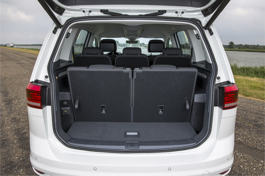 Autotest nieuwe Volkswagen Touran 1.4 TSI en 1.6 TDI. Na 12 jaar is het tijd voor een nieuwe generatie Touran, de MPV is groter, ruimer, zuiniger en rijdt beter.
