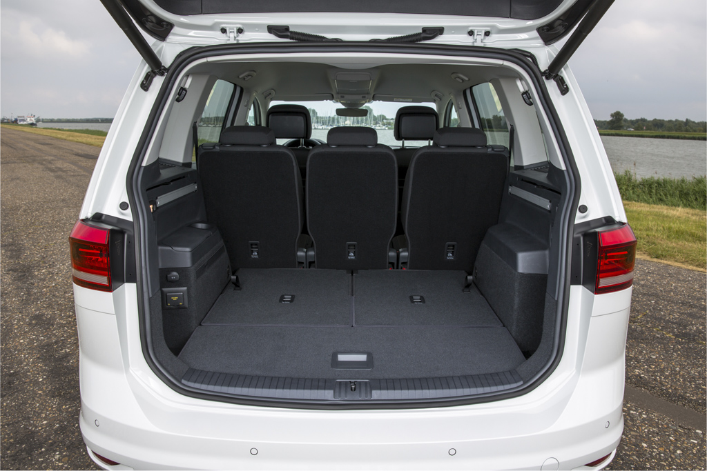 Autotest nieuwe Volkswagen Touran 1.4 TSI en 1.6 TDI. Na 12 jaar is het tijd voor een nieuwe generatie Touran, de MPV is groter, ruimer, zuiniger en rijdt beter.