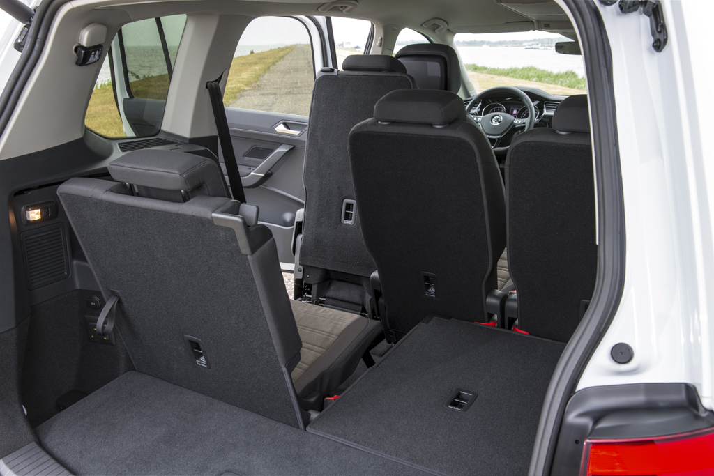 Autotest nieuwe Volkswagen Touran 1.4 TSI en 1.6 TDI. Na 12 jaar is het tijd voor een nieuwe generatie Touran, de MPV is groter, ruimer, zuiniger en rijdt beter.