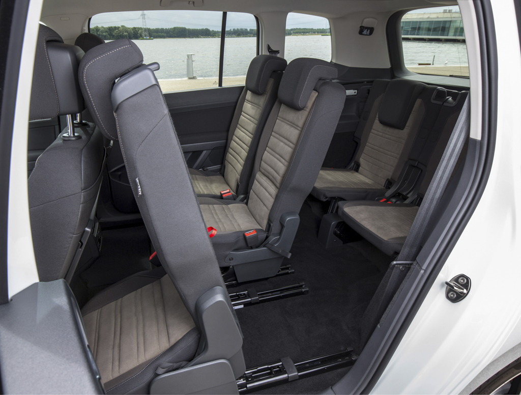 Autotest nieuwe Volkswagen Touran 1.4 TSI en 1.6 TDI. Na 12 jaar is het tijd voor een nieuwe generatie Touran, de MPV is groter, ruimer, zuiniger en rijdt beter.