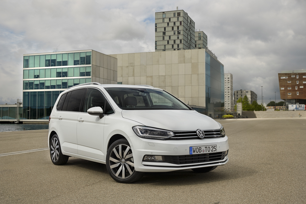 Autotest nieuwe Volkswagen Touran 1.4 TSI en 1.6 TDI. Na 12 jaar is het tijd voor een nieuwe generatie Touran, de MPV is groter, ruimer, zuiniger en rijdt beter.