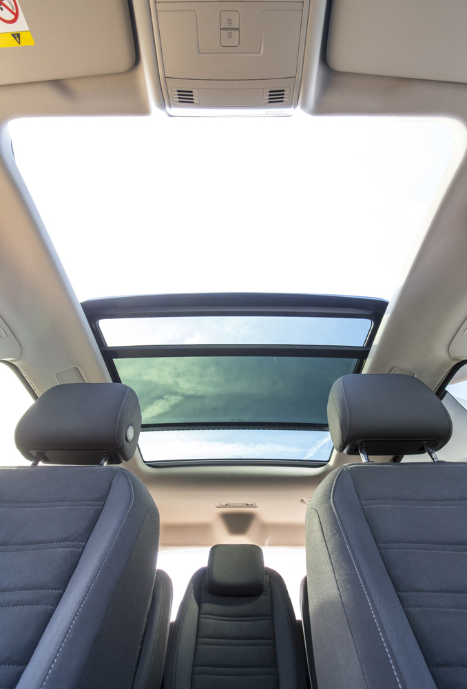 Autotest nieuwe Volkswagen Touran 1.4 TSI en 1.6 TDI. Na 12 jaar is het tijd voor een nieuwe generatie Touran, de MPV is groter, ruimer, zuiniger en rijdt beter.
