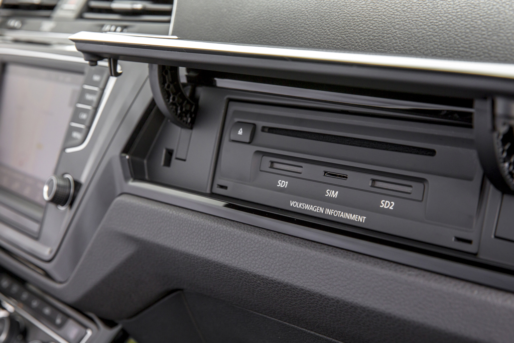 Autotest nieuwe Volkswagen Touran 1.4 TSI en 1.6 TDI. Na 12 jaar is het tijd voor een nieuwe generatie Touran, de MPV is groter, ruimer, zuiniger en rijdt beter.
