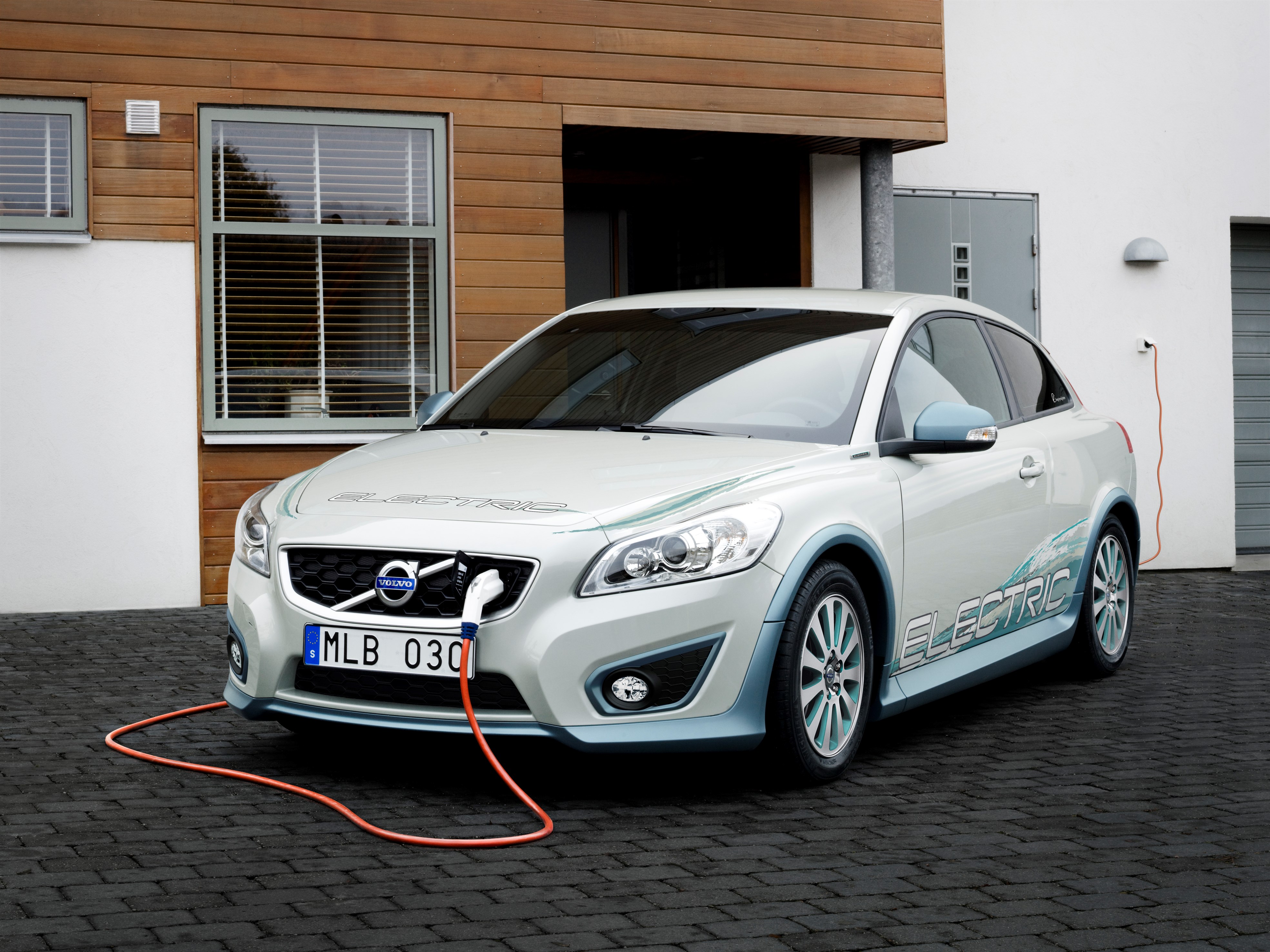 Volvo kondigt nieuwe Twin Engine plug-in hybride modellen aan en introduceert volledig elektrische Volvo in 2019.